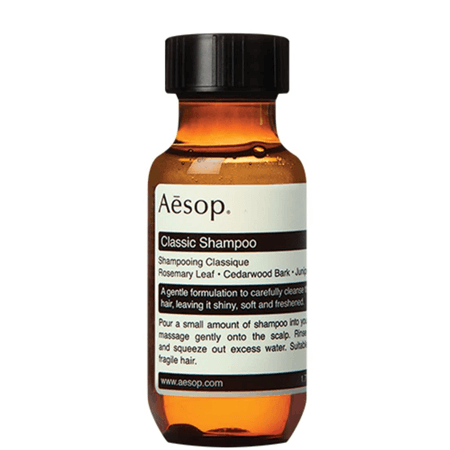 Aesop Classic Shampoo 50ml แชมพูเป็นสูตรฟองน้อยปราศจากซิลิโคนและ pearlising agent (ผงไข่มุก) ใช้ส่วนผสมซัลเฟตจากธรรมชาติ ไม่มีสี ไม่ใส่น้ำหอม